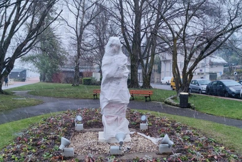 Representatives of French public condemn vandalism against Natavan's statue in Évian