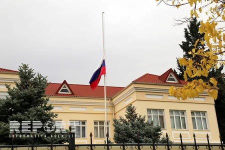 ​Жители Баку несут цветы к посольству России - ФОТО