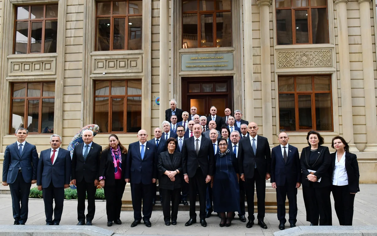 İlham Əliyev Qərbi Azərbaycan İcmasının inzibati binasında yaradılan şəraitlə tanış olub - YENİLƏNİB-2