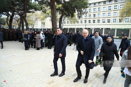 Azərbaycan xalqı Fəxri xiyabanda Ümummilli Liderin məzarını ziyarət edir