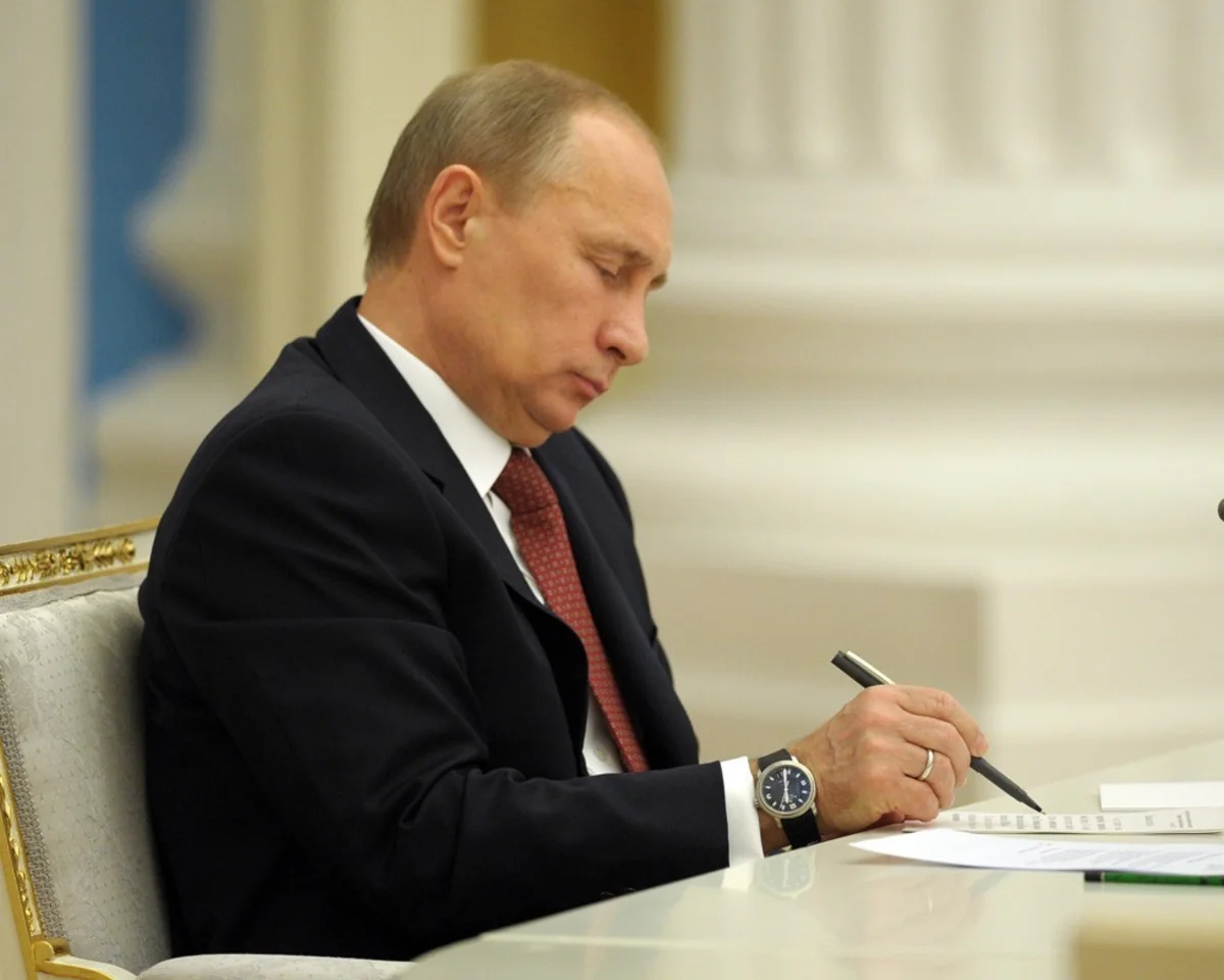 Путин уволил 16 генералов МЧС, МВД и Следственного комитета России