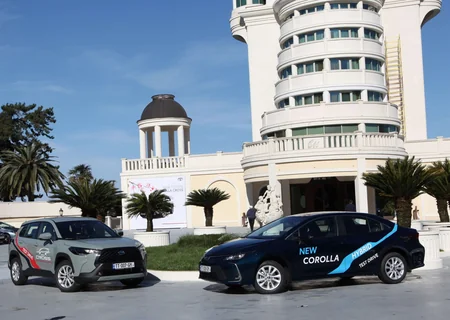 Əfsanəvi Corollanın yenilənmiş versiyası və yeni Corolla Cross modeli sevənləri ilə görüşdü!