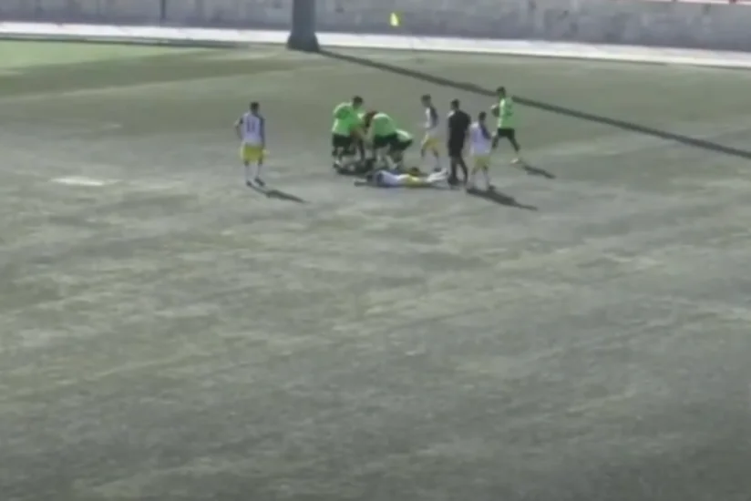 ​​​​​​​İranda gənc futbolçu stadionda huşunu itirərək ölüb