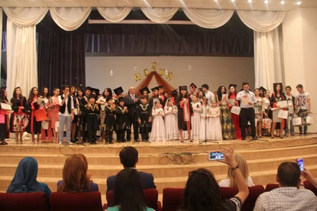 ​BSU rektoru məzunları mükafatlandırıb