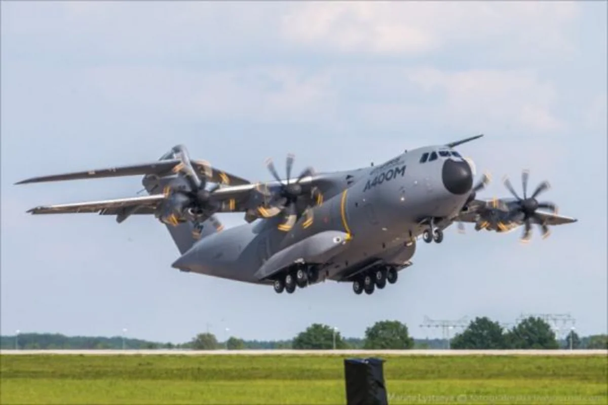 Военный самолет упал на завод Coca-Cola в испанской Севилье