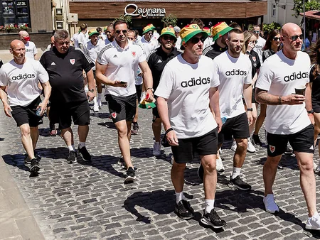 Uels millisi Bakıda gəzintiyə çıxıb