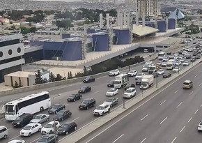 Bakının bir sıra yollarında nəqliyyatın sıxlığı müşahidə olunur