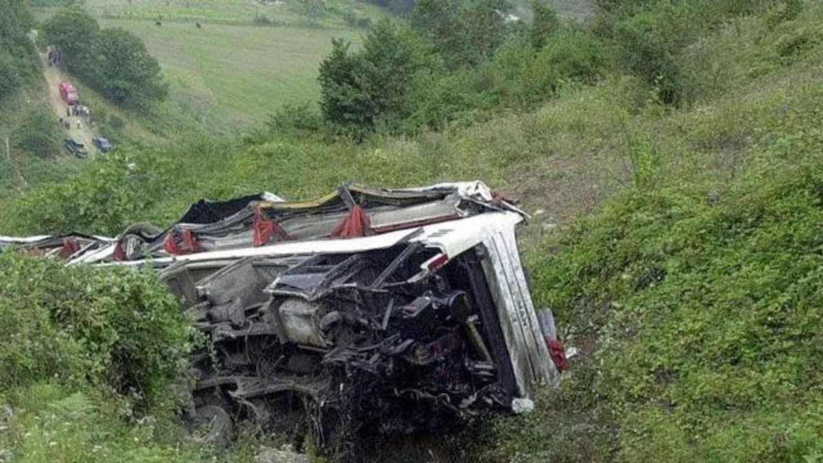 Pakistanda sərnişin avtobusu dərəyə aşıb, 23 nəfər ölüb