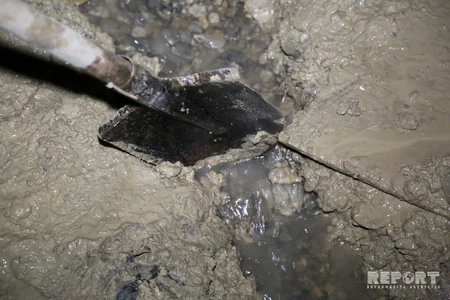 Bakıda su borusu partlayıb, 10 evi su basıb - VİDEO