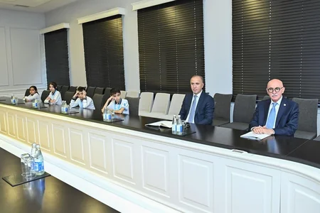 Emin Əmrullayev Avropa çempionatında uğurlu nəticə əldə etmiş şahmatçılarla görüşüb