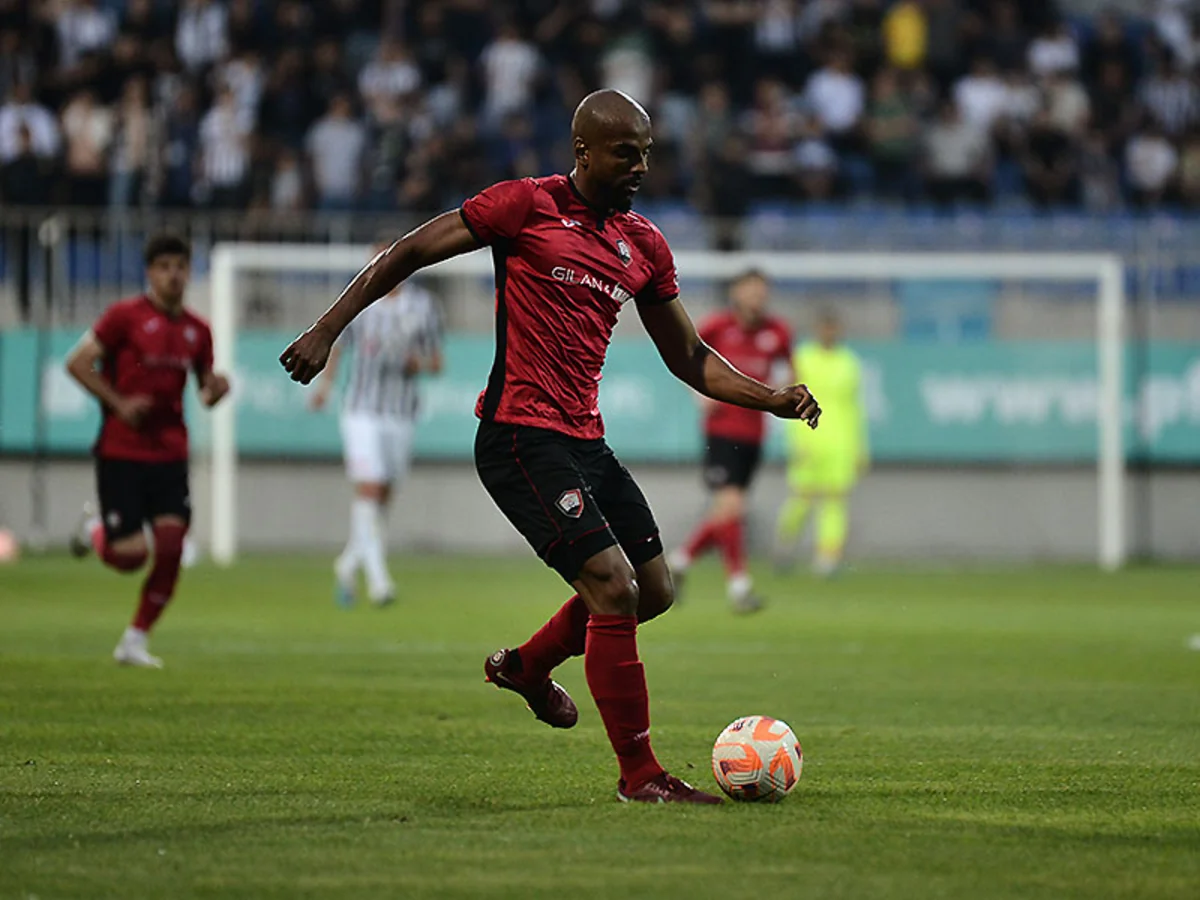 “Qəbələ” daha bir futbolçusu ilə yollarını ayırıb