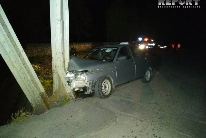 Qaxda avtomobil körpüyə çırpılıb, iki nəfər xəsarət alıb - FOTO