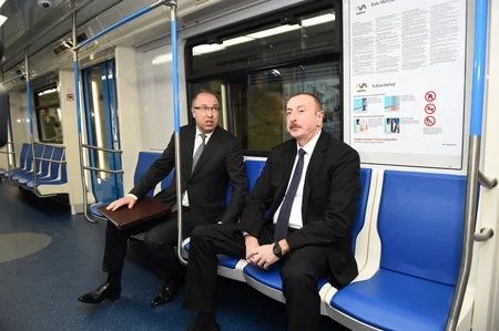 Prezident İlham Əliyev paytaxta gətirilən yeni metro qatarlarında yaradılan şəraitlə tanış olub - YENİLƏNİB