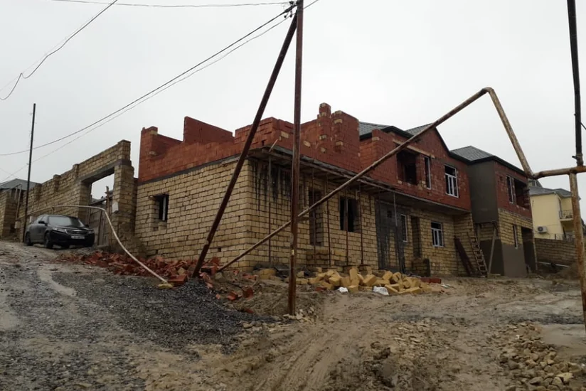 Masazırda daş hasar qaz xəttinin üzərinə aşıb