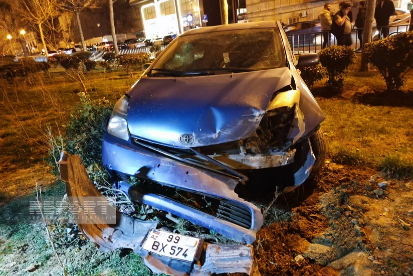 Bakıda “Prius” əvvəlcə dirəyə, daha sonra keçidə çırpılıb