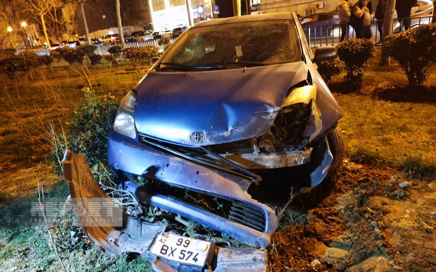 Bakıda “Prius” əvvəlcə dirəyə, daha sonra keçidə çırpılıb