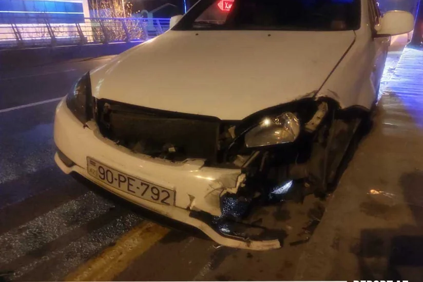 В столице автомобиль с лопнувшим колесом попал в аварию - ФОТО