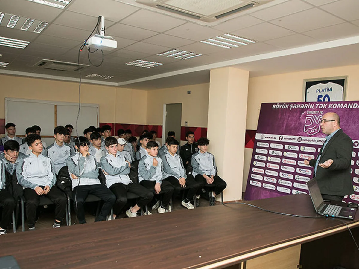 “Sumqayıt” və “Kəpəz”in futbolçuları üçün danışılmış oyunlarla bağlı seminar keçirilib