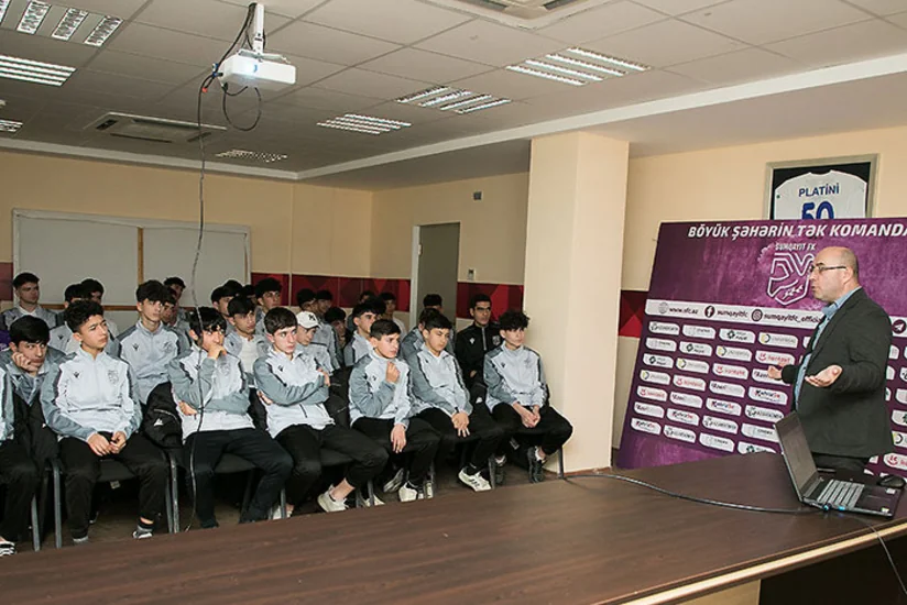 “Sumqayıt” və “Kəpəz”in futbolçuları üçün danışılmış oyunlarla bağlı seminar keçirilib