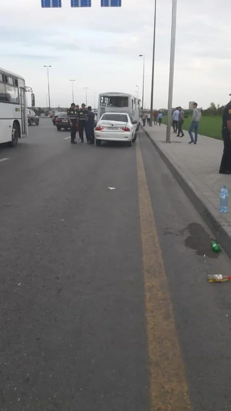 Bakıda iki avtobus və bir minik avtomobili toqquşub, 7 nəfər xəsarət alıb - YENİLƏNİB