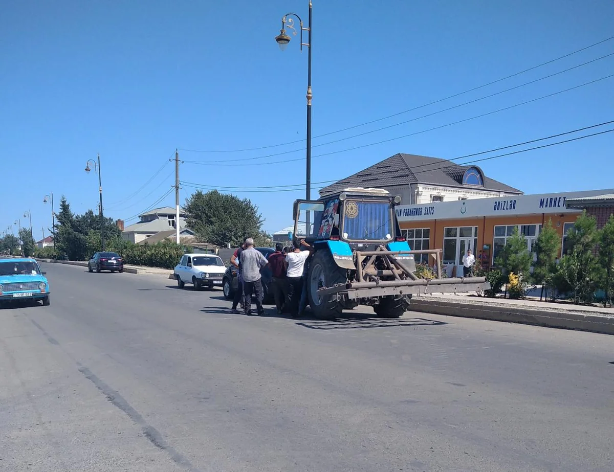Cəlilabadda minik avtomobili traktorla toqquşub