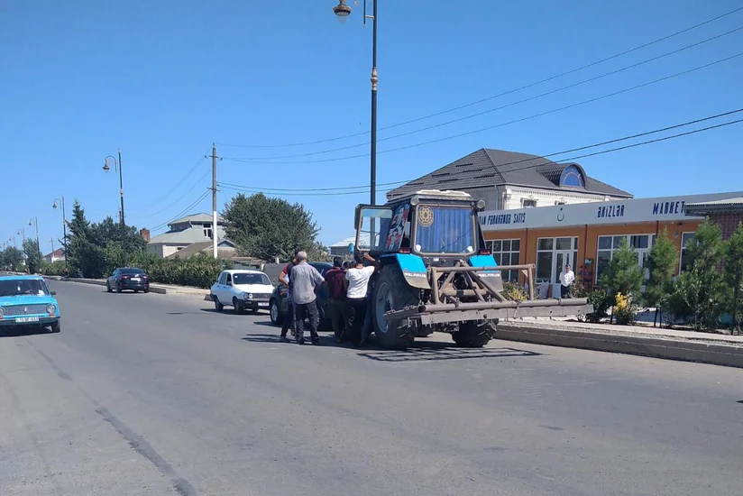 Cəlilabadda minik avtomobili traktorla toqquşub