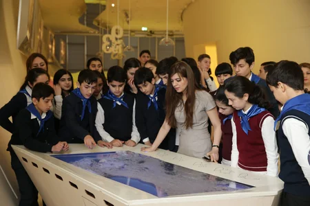 Məktəblilərin Heydər Əliyev Mərkəzinə ekskursiya layihəsi davam edir