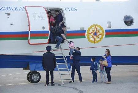 ​FHN-in təyyarəsi Nepaldan təxliyyə edilən Azərbaycan və Gürcüstan vətəndaşlarını Bakıya gətirib - FOTO