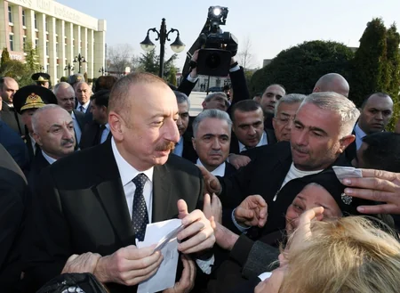 Prezident Ağsuda zəlzələnin nəticələrinin aradan qaldırılması ilə bağlı görülən işlərlə yerində tanış olub