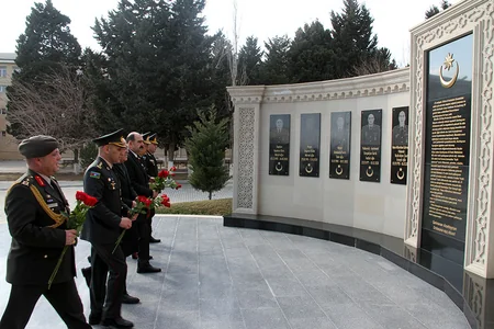 Türkiyənin milli müdafiə nazirinin müavini hərbi institutu ziyarət edib