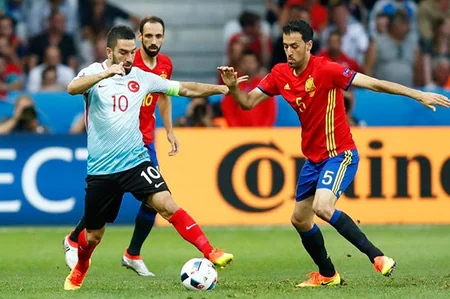 Türkiyə - İspaniya matçında azarkeşlər Arda Turanı fitə basıblar