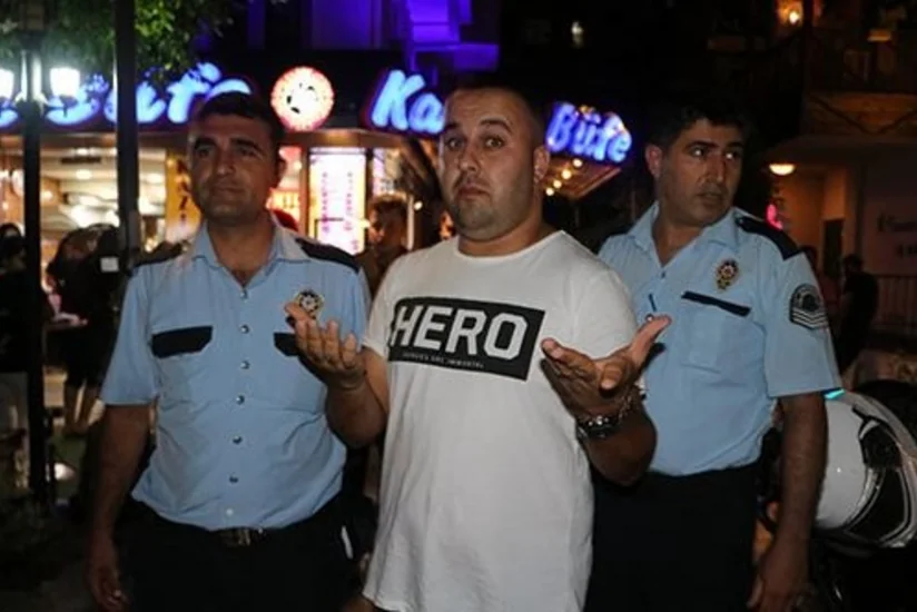 Türkiyədə vətəndaş üzərində Hero yazılmış köynək geyindiyi üçün polis tərəfindən saxlanılıb