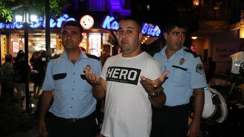 Türkiyədə vətəndaş üzərində Hero yazılmış köynək geyindiyi üçün polis tərəfindən saxlanılıb