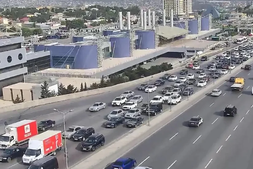 На ряде улиц и проспектов Баку затруднено движение транспорта
