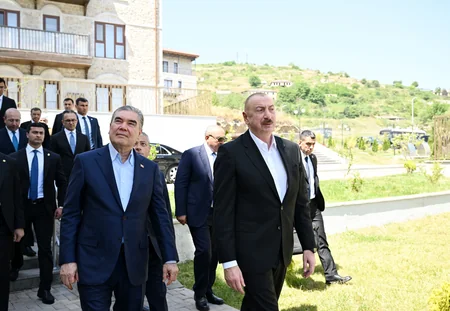 İlham Əliyev və Qurbanqulu Berdiməhəmmədov Şuşada inşa edilən birinci yaşayış kompleksində olublar