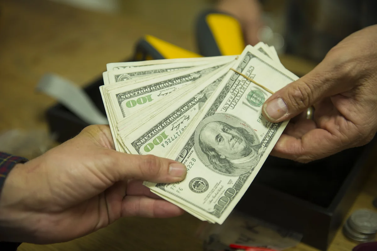 ЦБА: Завтра курс доллара составит 1,6211 AZN/USD