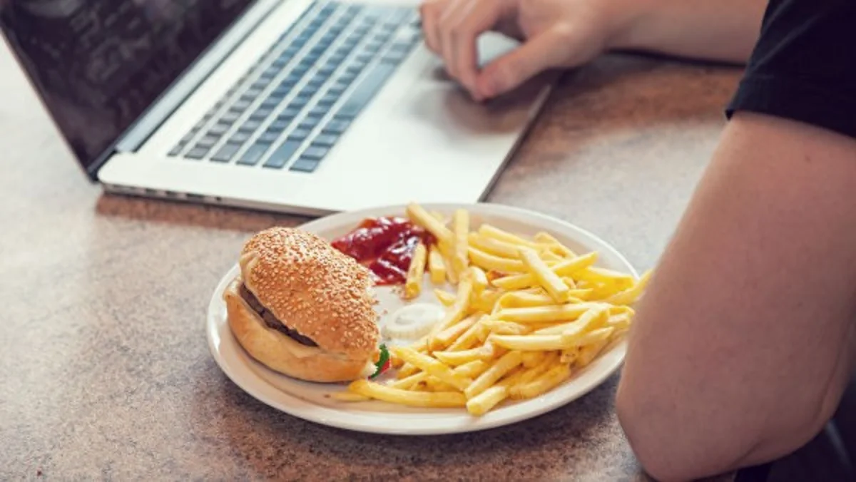 UK: Teenager loses sight and hearing due to junk food diet
