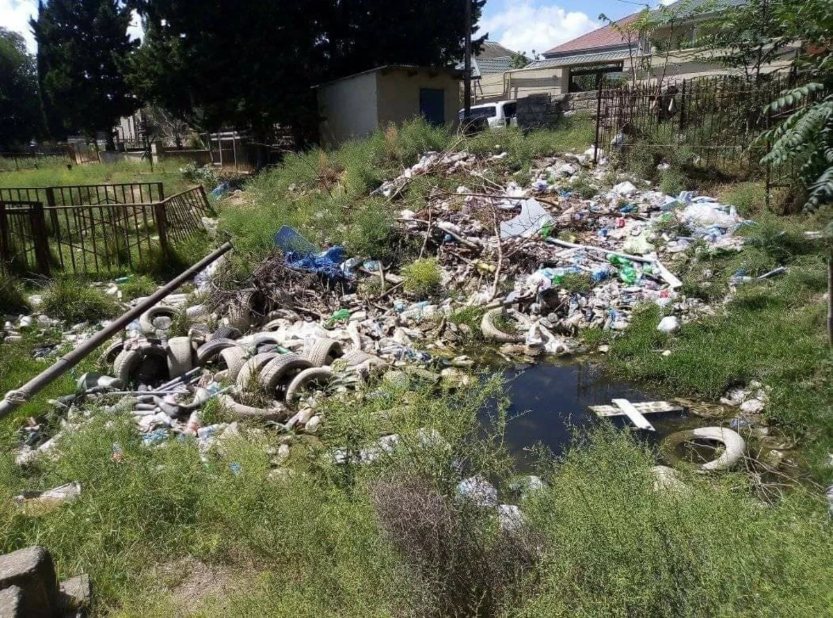 Bakıda qəbiristanlıq zibilxanaya çevirilib