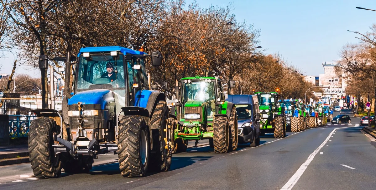 Czech farmers on tractors flocking to Prague for protests