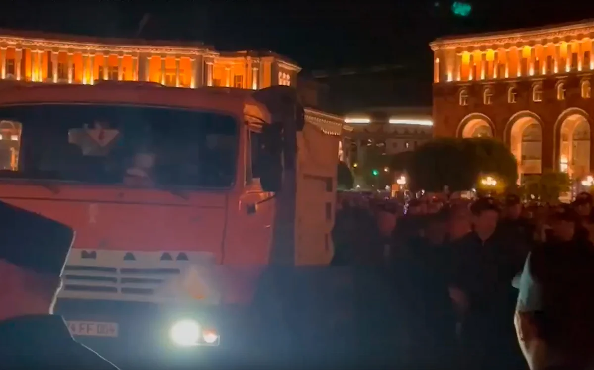 Полиция задержала водителя КамАЗа, въехавшего на площадь Республики в Ереване