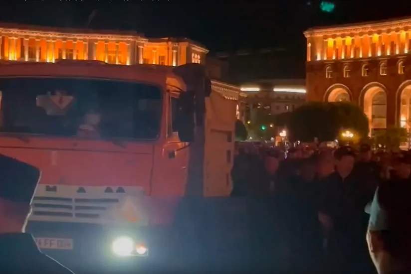 Полиция задержала водителя КамАЗа, въехавшего на площадь Республики в Ереване
