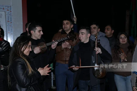 Xankəndi-Laçın yolunda aksiya iştirakçıları vətənpərvərlik ruhunda mahnılar ifa edirlər