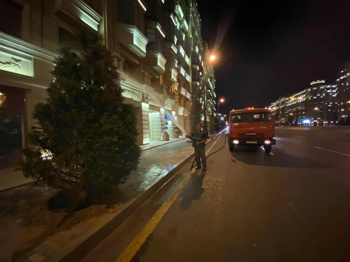 Bakıda ağaclar suvarılır və yuyulur