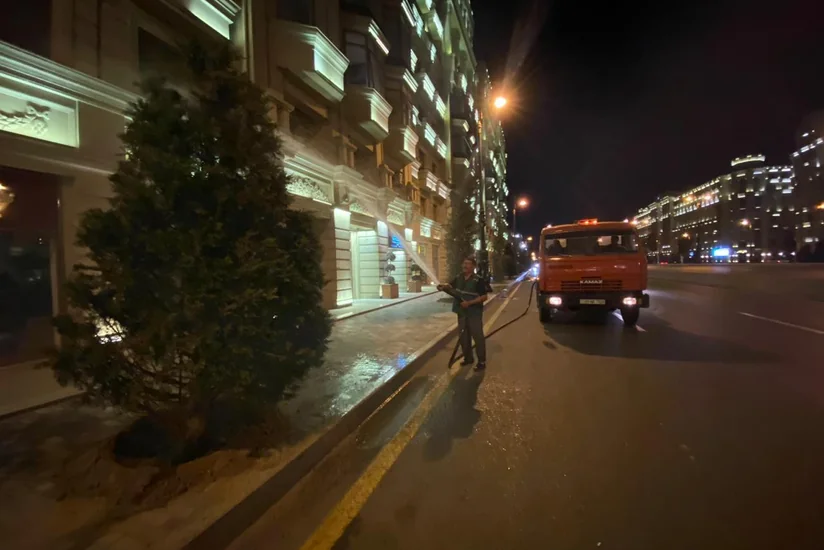 Bakıda ağaclar suvarılır və yuyulur