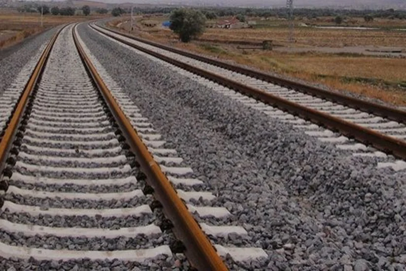 Abşeronda dəmir yolunu keçmək istəyən qadını qatar vuraraq bir neçə yerə bölüb - YENİLƏNİB