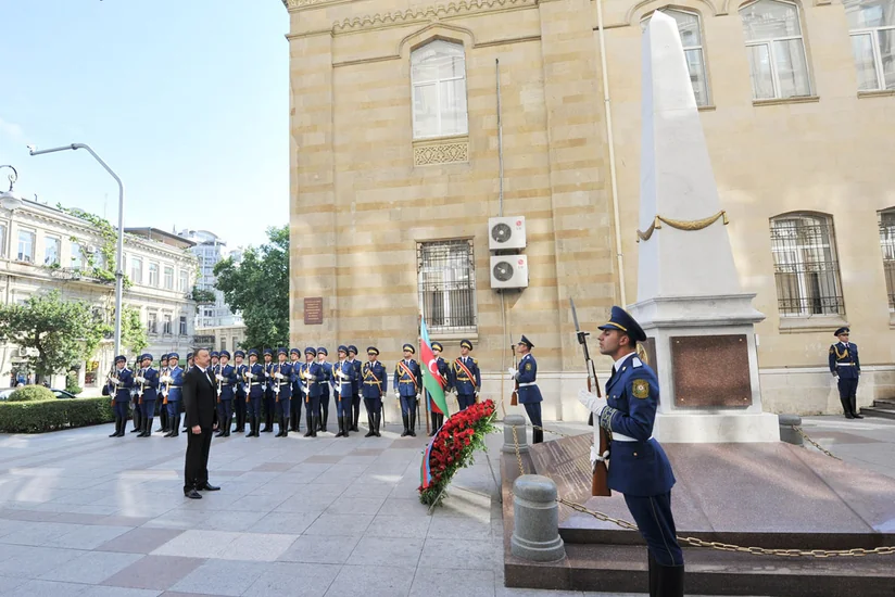 Президент Ильхам Алиев посетил памятник, возведенный в честь Азербайджанской Демократической Республики