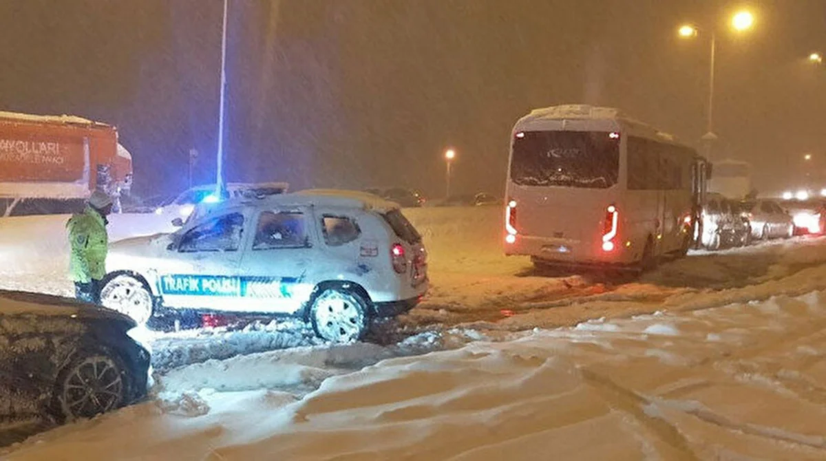 Istanbul-Ankara highway closed due to heavy snowfall