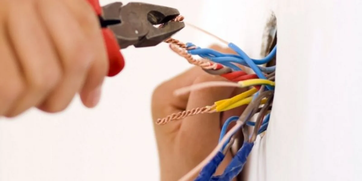 Qaxda 22 yaşlı gənci elektrik cərəyanı vuraraq öldürüb