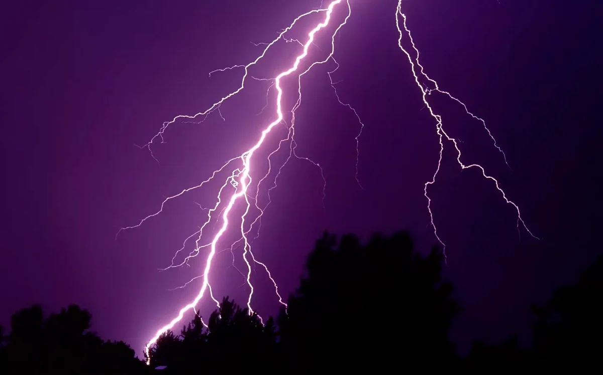 В Билясуварском районе мужчину ударила молния