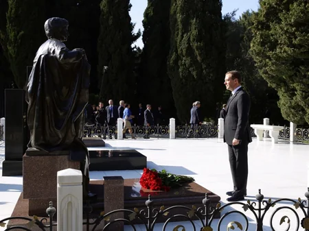 ​Medvedev Fəxri xiyabanı və Şəhidlər xiyabanını ziyarət edib